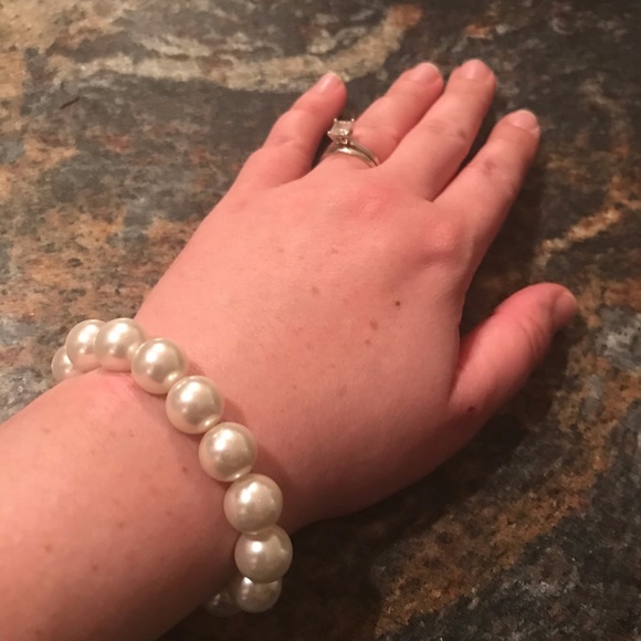 Faux pearl bracelet - Picture 3 of 3